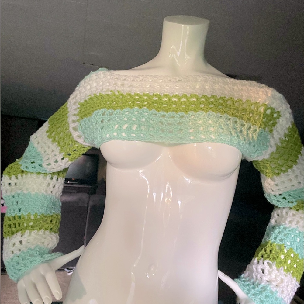 Crochet shrug made with mostly cotton yarn. Perfect for summer!